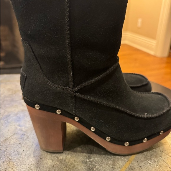 Very comfortable Uggs with  wooden heel which will give you a lot of style - Picture 2 of 6